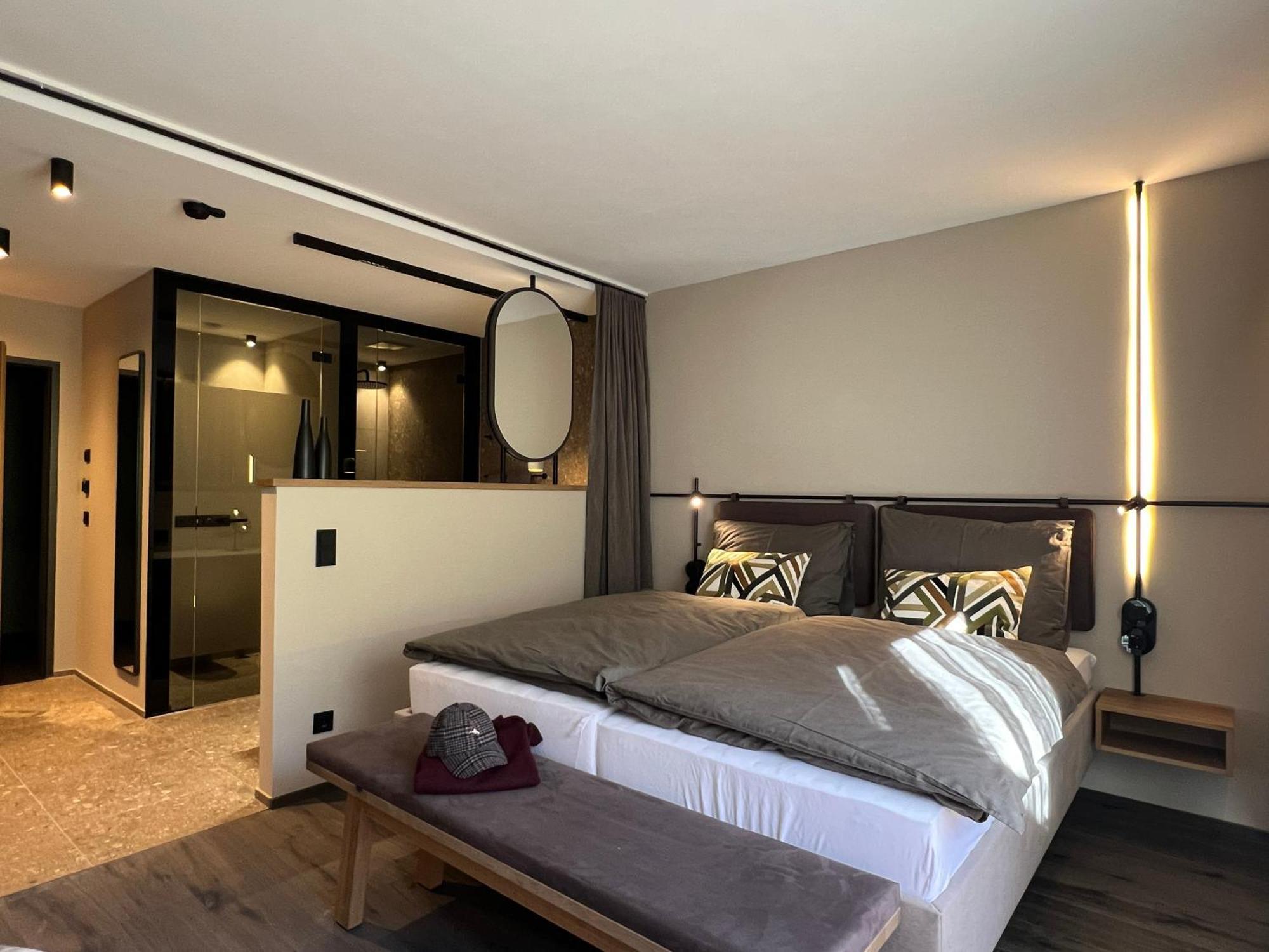 Zimmer mit Kingsize-Bett und Balkon